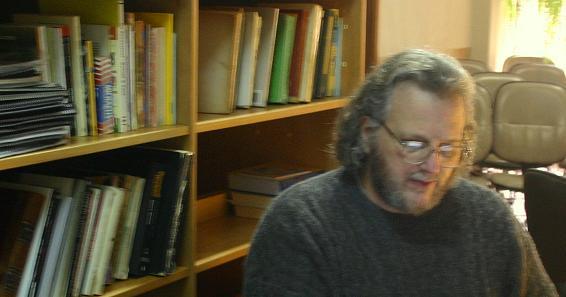 Lúcio Packter na Biblioteca do Instituto Packter, em Porto Alegre